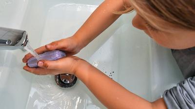 Hände nur noch kalt waschen: Aus den Wasserhähnen städtischer Schulen fließt kein warmes Wasser mehr.