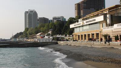 Blick auf die Uferpromenade: Die Partnerstadt Sotschi liegt direkt am Schwarzen Meer. 