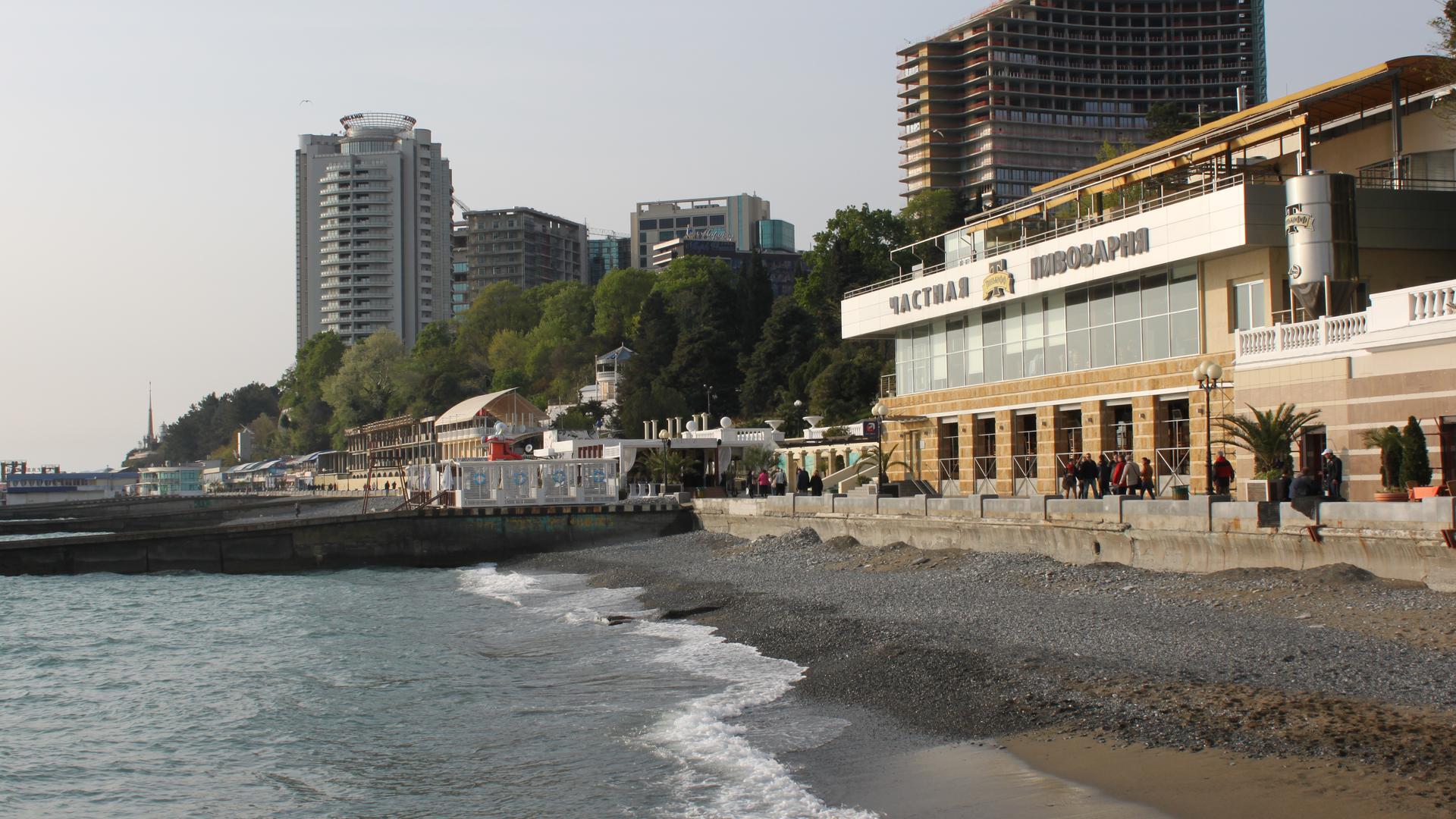 Blick auf die Uferpromenade: Die Partnerstadt Sotschi liegt direkt am Schwarzen Meer. Foto: Sarah Reith