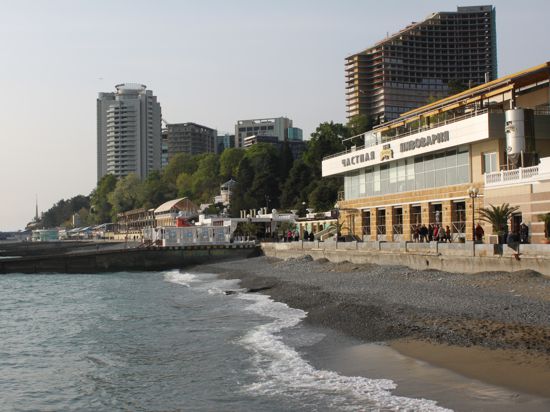 Blick auf die Uferpromenade: Die Partnerstadt Sotschi liegt direkt am Schwarzen Meer. 