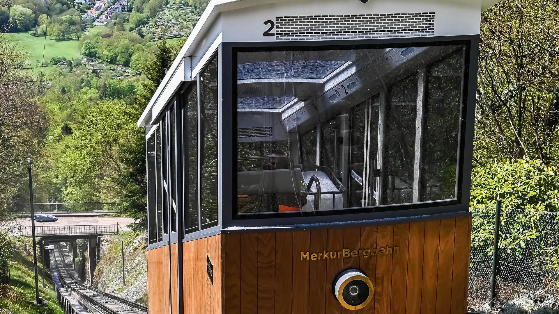 Die Merkurbergbahn fährt ihre Strecke den steilen Hang hinaufauf den Baden-Badener Hausberg Merkur.