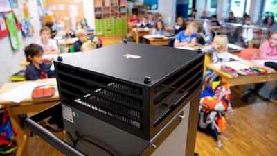 Ein Luftfilter steht in einem Klassenraum an der Grundschule Neubiberg. +++ dpa-Bildfunk +++