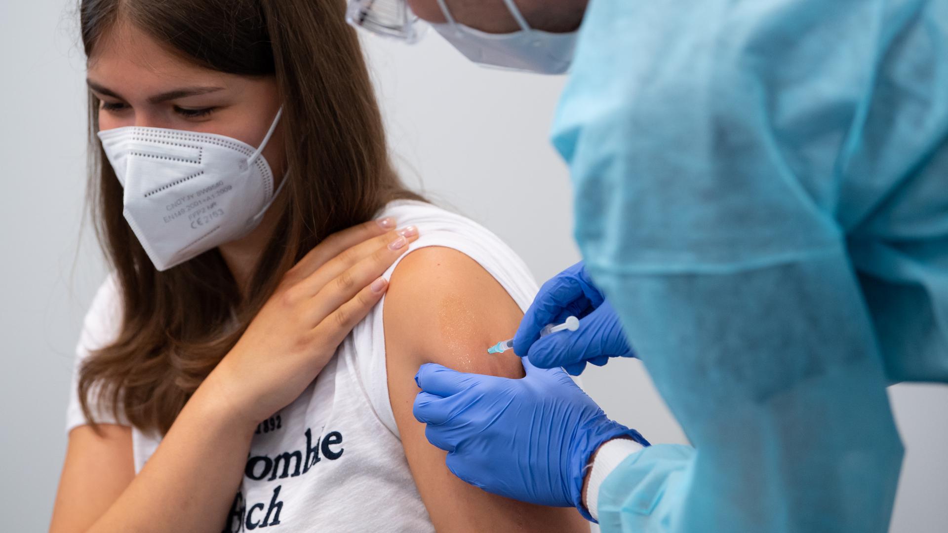 Eine Schülerin einer Abschlussklasse wird im Impfzentrum an der Messe München geimpft. Seit dem 12.07.2021 können sich auch Schüler von Abschlussklassen impfen lassen. +++ dpa-Bildfunk +++