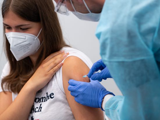 Eine Schülerin einer Abschlussklasse wird im Impfzentrum an der Messe München geimpft. Seit dem 12.07.2021 können sich auch Schüler von Abschlussklassen impfen lassen. +++ dpa-Bildfunk +++