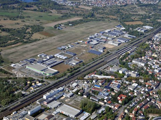 Ein Luftbild zeigt das Gewerbegebiet Oos West den den Segelflugplatz Oos.