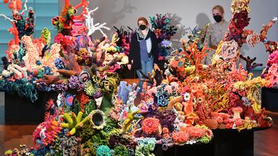 Im Museum Frieder Burda wird ein Teil des Werks „Baden-Baden Satellite Reef“ gezeigt, das aus gehäkelten Korallen besteht. 