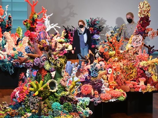Im Museum Frieder Burda wird ein Teil des Werks „Baden-Baden Satellite Reef“ gezeigt, das aus gehäkelten Korallen besteht. 