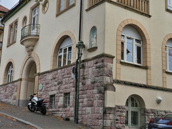 Ein ehrenwertes Haus: Im untersten Stockwerk dieses Haus in der Scheibenstraße 12 in Baden-Baden treffen sich seit über 30 Jahren die Pfadfinder. Hier soll auch die Vergewaltigung stattgefunden haben, für die der ehemalige Pfadfinderleiter Dieter K. gerade vor Gericht steht.