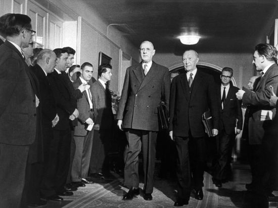 Der französische Staatspräsident Charles de Gaulle (Mitte) und der deutsche Bundeskanzler Konrad Adenauer (rechts neben de Gaulle) während einer Konferenz am 15. Februar 1962 in Baden-Baden. 
