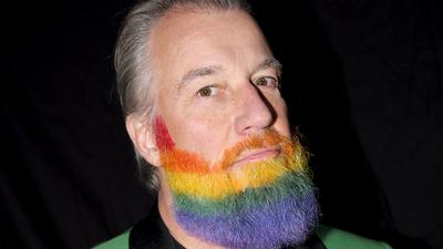 Als Zeichen gegen Diskriminierung hat Sänger Marc Marshall seinen Bart in Regenbogenfarben gefärbt. 