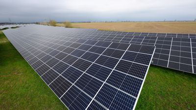 Solaranlagen sind für ein Photovoltaik-Speicher-Kraftwerk auf einer Wiese montiert. (zu dpa: "Erneuter «Photovoltaik-Gipfel» bei Habeck") +++ dpa-Bildfunk +++