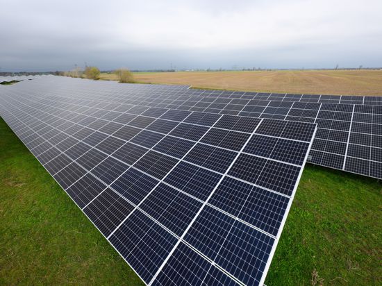 Solaranlagen sind für ein Photovoltaik-Speicher-Kraftwerk auf einer Wiese montiert. (zu dpa: "Erneuter «Photovoltaik-Gipfel» bei Habeck") +++ dpa-Bildfunk +++
