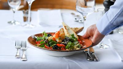 Ein Salat-Teller wird in einem Restaurant serviert.