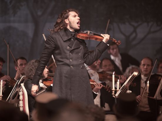 Der deutsche Violinist David Garrett in seiner Rolle als Violinist Niccolo Paganini in einer  Filmszene des Kinofilms „Der Teufelsgeiger“. 