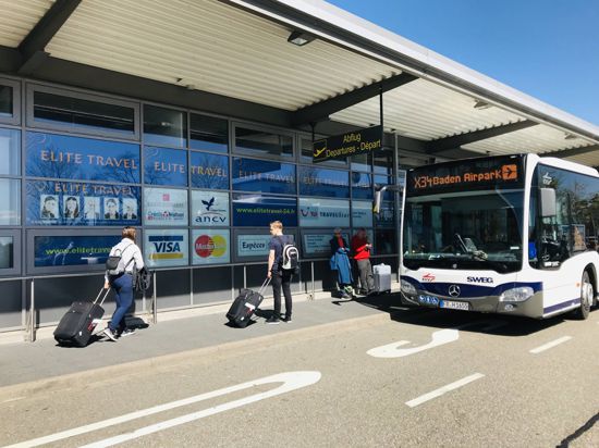 Vor dem Eingang des Regionalflughafens im mittelbadischen Rheinmünster-Söllingen steht ein Bus.