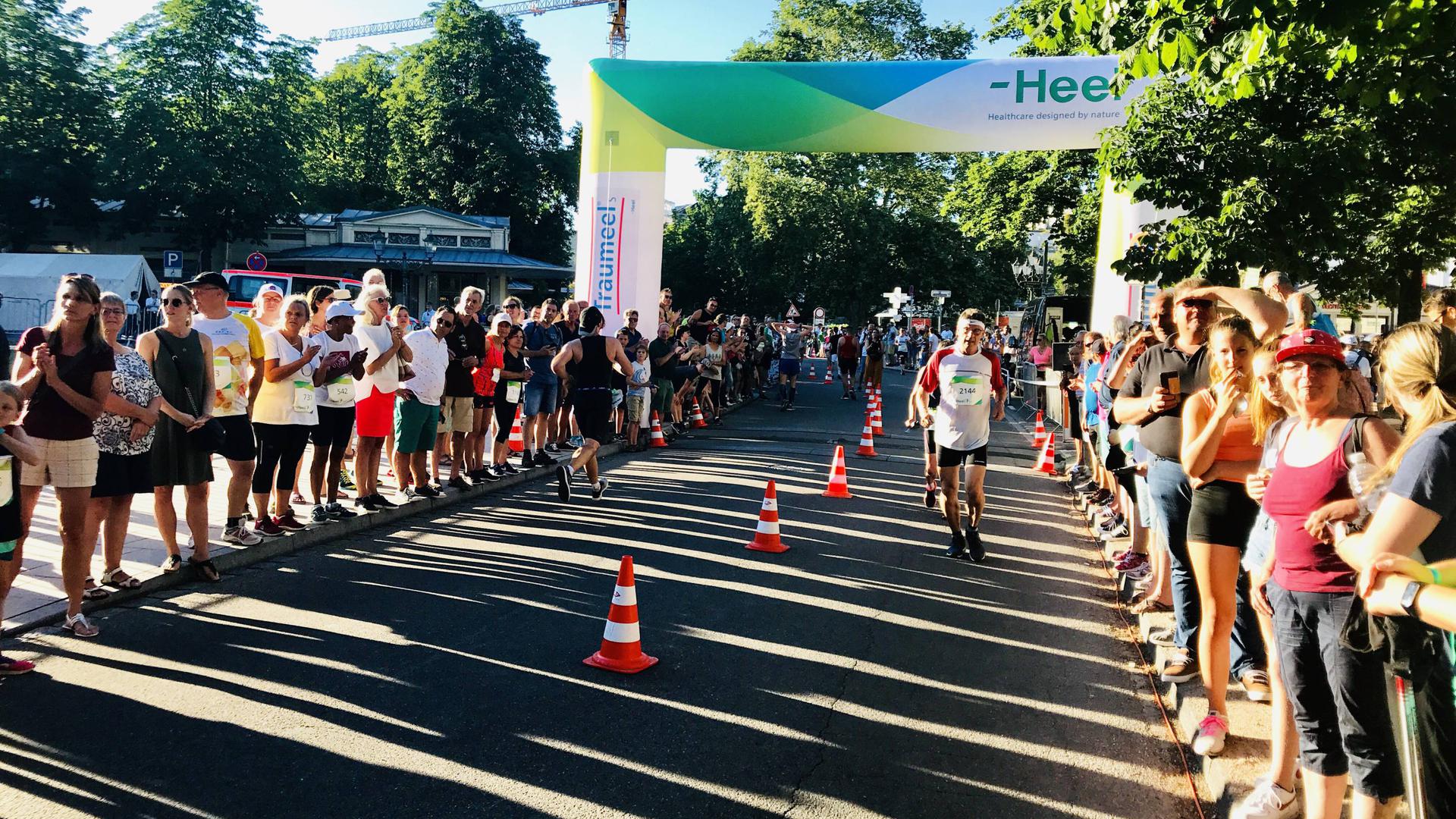 Beim 15. Heel-Lauf am 28. Juni 2019 in Baden-Baden werden die Sportler beim Zieleinlauf angefeuert. 
