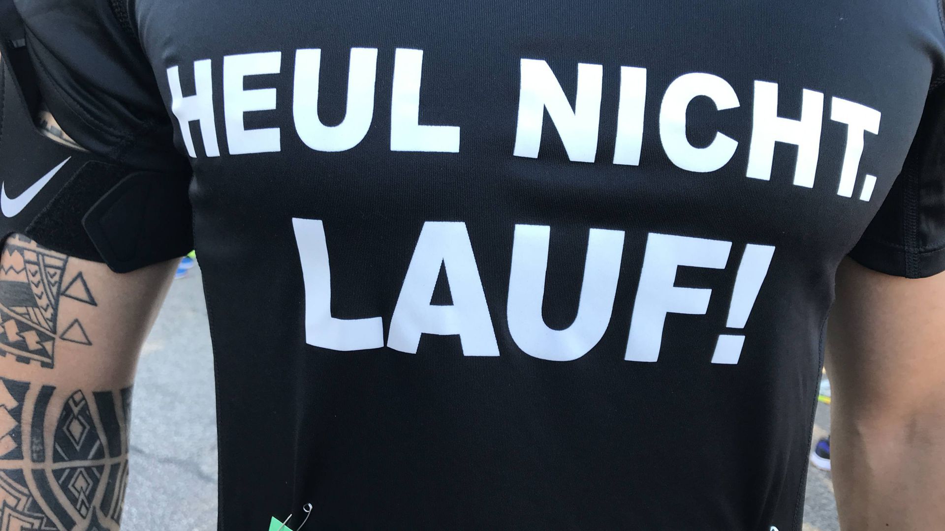 Ein  Läufer dokumentiert mit dem Spruch „Heul nicht, lauf!“ beim Heel-Lauf in Baden-Baden seine Grundeinstellung auf seinem Laufshirt.