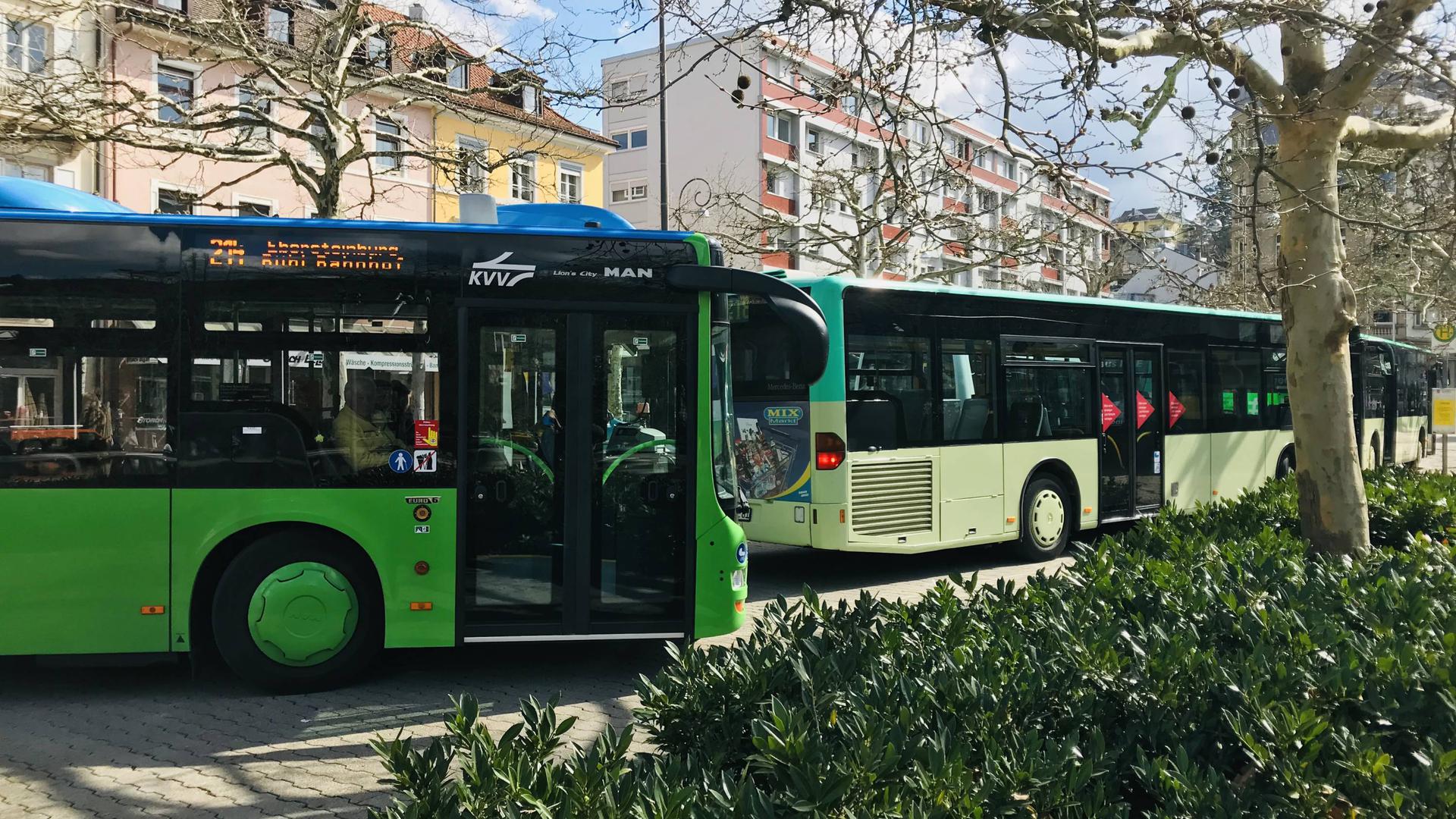 Zwei Busse der Baden-Baden-Linie (BBL) stehen an der Haltestelle am Augustaplatz.