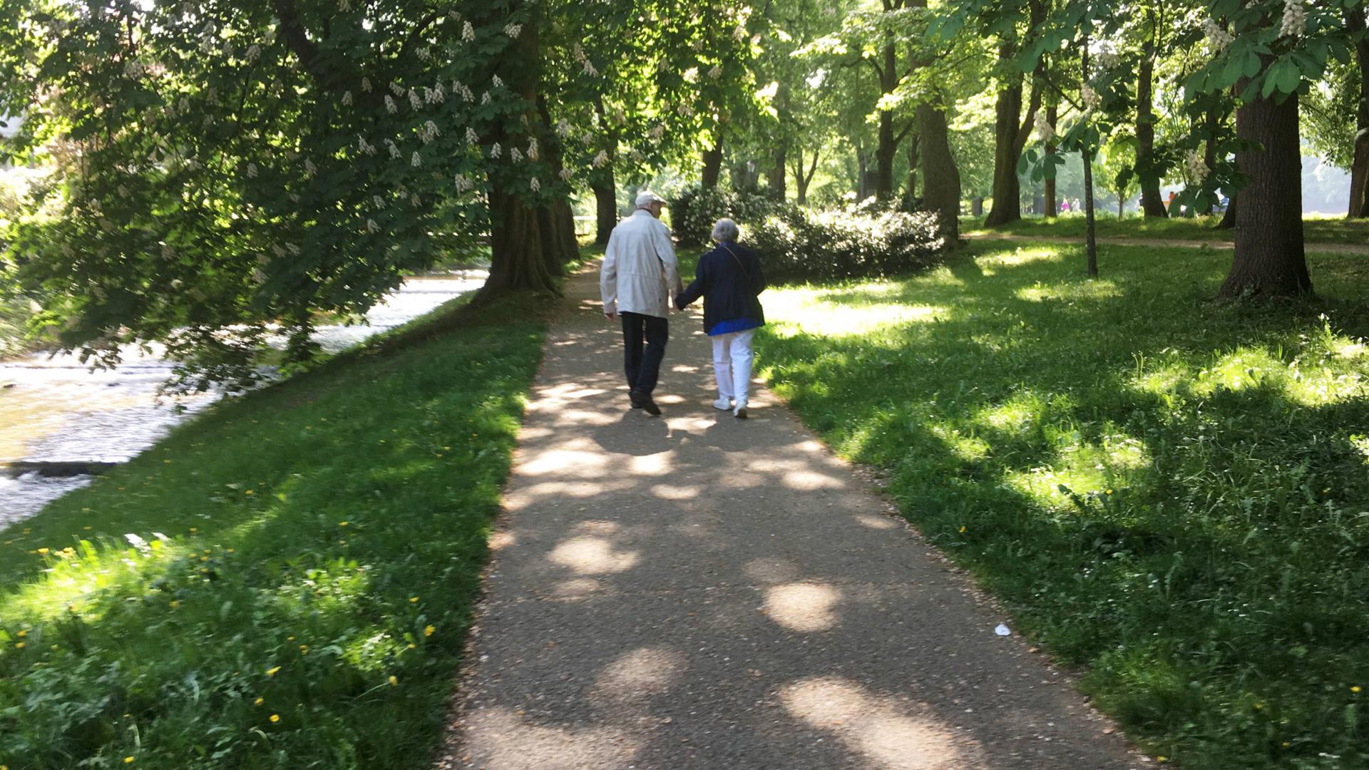 Ein Seniorenpaar spaziert durch die Lichtentaler Allee in Baden-Baden.