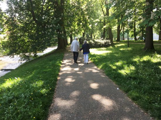 Ein Seniorenpaar spaziert durch die Lichtentaler Allee in Baden-Baden.