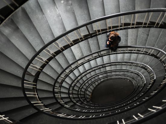 ARCHIV - ILLUSTRATION - Eine Frau steht am 09.02.2012 in einem Treppenhaus in Hannover. (zu dpa «Die unheimliche Krankheit: Depressionen bleiben unterschätzt» vom 31.03.2017) Foto: Julian Stratenschulte/dpa +++(c) dpa - Bildfunk+++ | Verwendung weltweit
