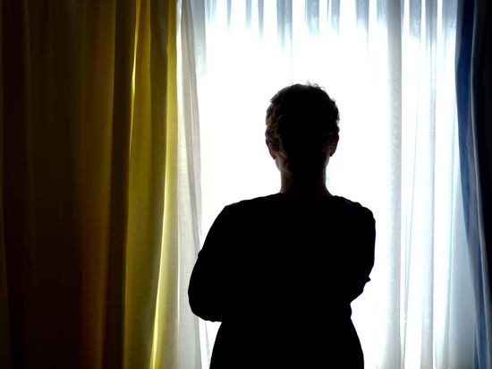 ARCHIV - ILLUSTRATION - Eine junge Frau steht am 28.08.2013 in dem Zimmer eines Frauenhauses.  (zu dpa «Situation Frauenhäuser in Rheinland-Pfalz» vom 19.11.2017) Foto: Peter Steffen/dpa +++(c) dpa - Bildfunk+++ | Verwendung weltweit