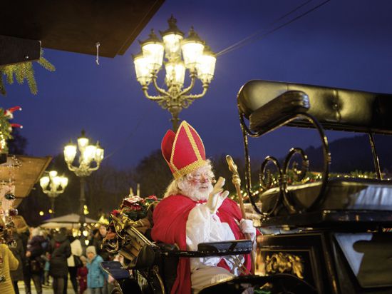 Nikolaus besucht den Christkindelsmarkt Baden-Baden