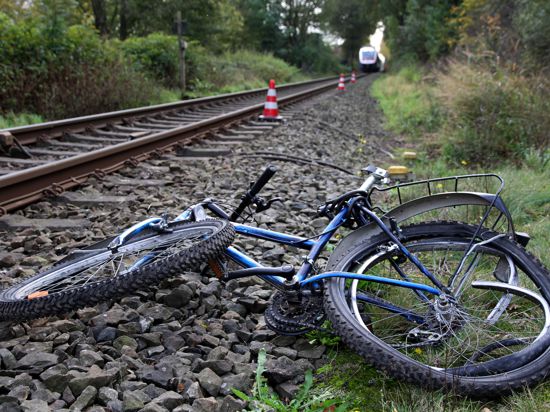 Neben den Gleisen liegt am 01.11.2014 das völlig zerstörte Fahrrad eines 12-jährigen Jungen aus Cloppenburg, der kurz zuvor bei einem Unfall mit einem Zug ums Leben gekommen ist. Das Kind stand laut Polizei mit seinem Fahrrad an der geschlossenen Schranke, als es vermutlich durch den Sog an den Zug herangezogen und mehrere Hundert Meter mitgeschleift wurde. Die Zugstrecke wurde für mehrere Stunden gesperrt. Foto: Nord-West-Media TV/dpa (zu dpa "12-Jähriger von Zug erfasst und getötet" am 01.11.2014) ++ +++ dpa-Bildfunk +++