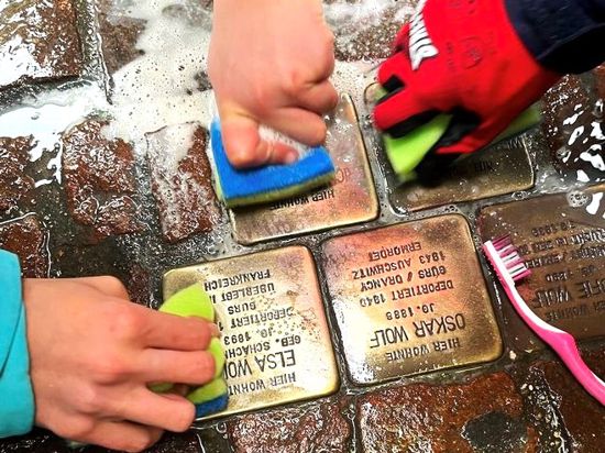 Baden-Badener Ministranten putzen bei der 72-Stunden-Aktion sogenannte Stolpersteine, die an Verfolgte des Nationalsozialismus erinnern.