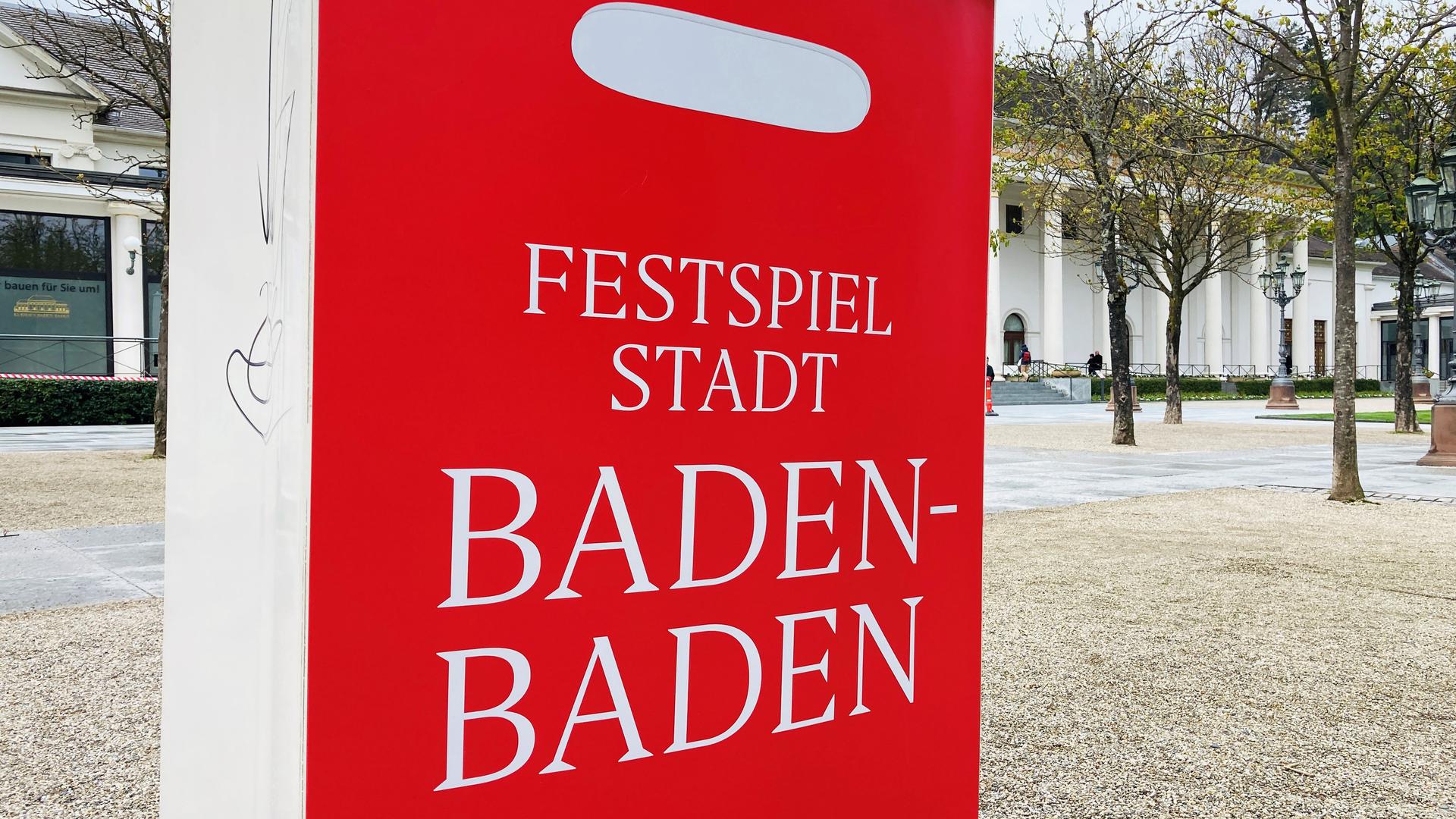In den Kurhauskolonnaden in Baden-Baden steht eine Blumentasche mit der Aufschrift „Festspielstadt Baden-Baden“.
