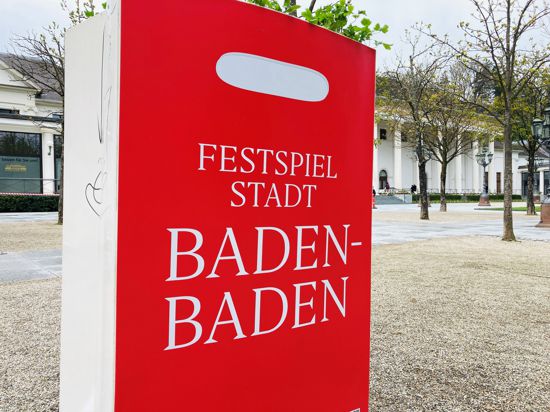 In den Kurhauskolonnaden in Baden-Baden steht eine Blumentasche mit der Aufschrift „Festspielstadt Baden-Baden“.