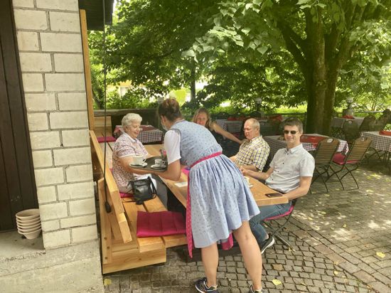 Gäste im Auerhahn in Baden-Baden werden im Außenbereich bedient. 
