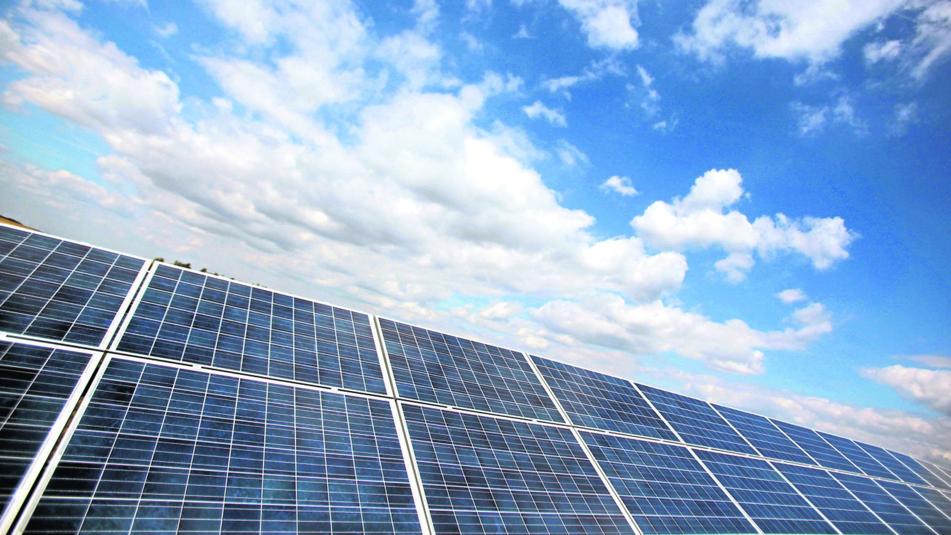 Eine Photovoltaik-Anlage, im Hintergrund der blaue Himmel.