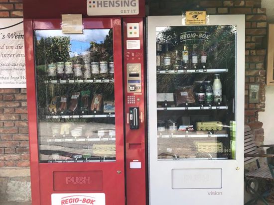 Blick auf Automaten in Neuweier, in denen Wein verkauft wird.