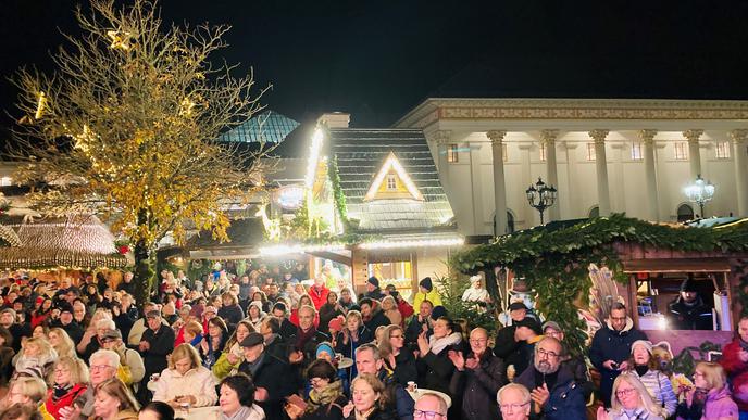 Bei der Eröffnung des Christkindelsmarktes war das Areal vor der „Himmelsbühne“ im Kurgarten von Baden-Baden sehr gut gefüllt. 