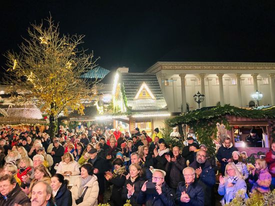 Bei der Eröffnung des Christkindelsmarktes war das Areal vor der „Himmelsbühne“ im Kurgarten von Baden-Baden sehr gut gefüllt. 