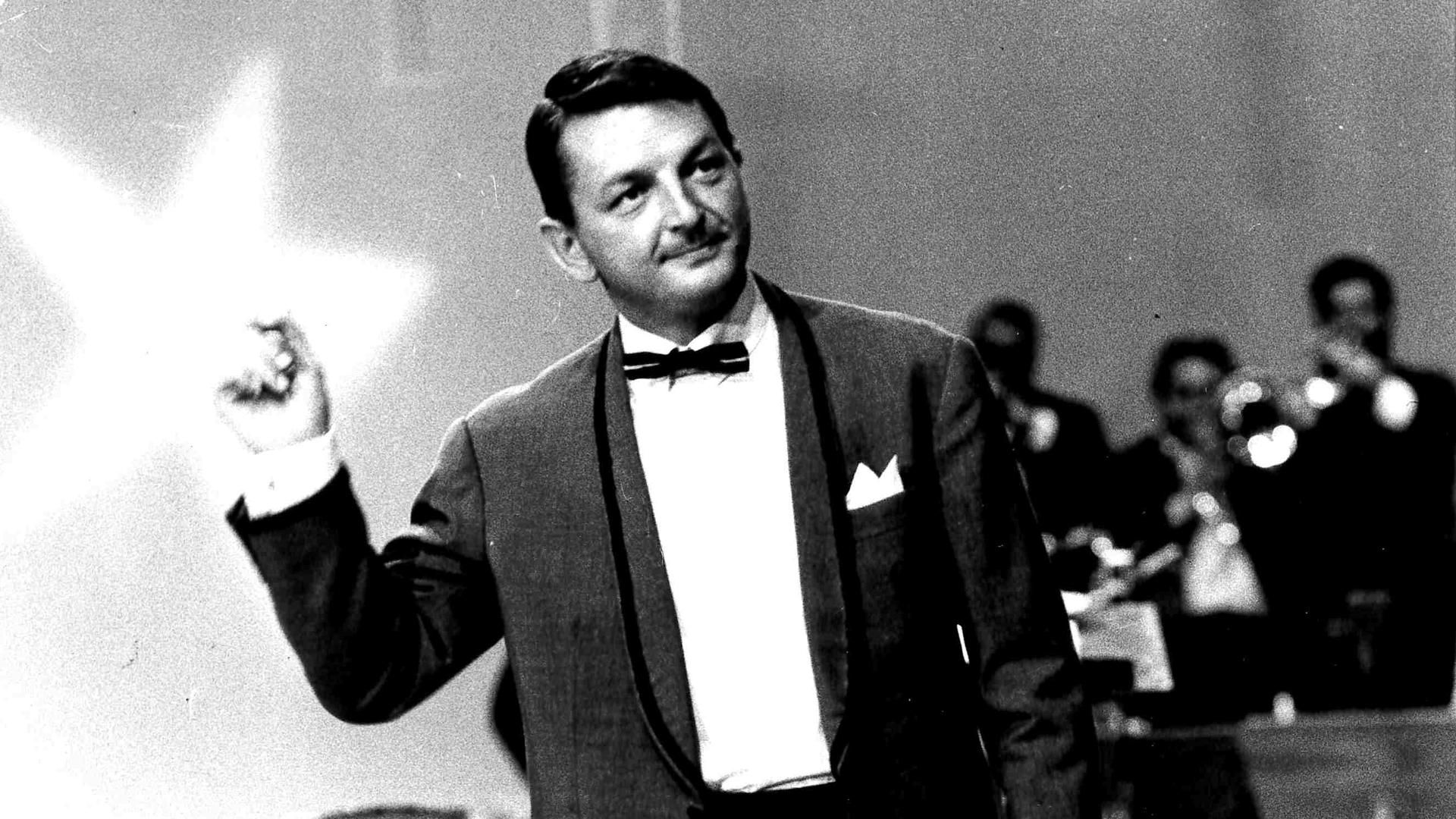  Rolf-Hans Müller war 20 Jahre Chef des SWF-Tanzorchesters. Auf dem Archivbild ist er im Januar 1968 mit Orchester Gast bei der TV-Sendung „Stars in der Manege“