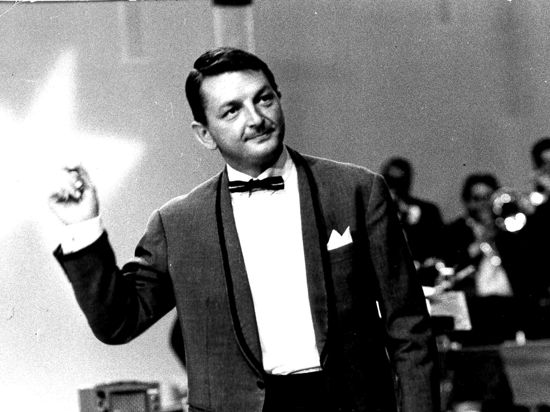  Rolf-Hans Müller war 20 Jahre Chef des SWF-Tanzorchesters. Auf dem Archivbild ist er im Januar 1968 mit Orchester Gast bei der TV-Sendung „Stars in der Manege“