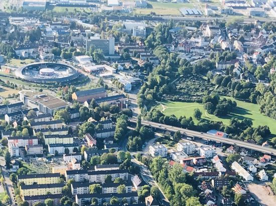 Das Luftbild von Baden-Baden zeigt das Fachmarktzentrum (links) und rechts danaben die Grünanlage Wörthböschelpark entlang der B500.