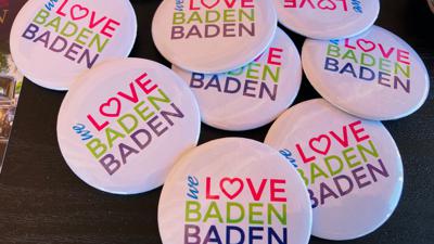 Plaketten mit der Aufschrift „We love Baden-Baden“. 