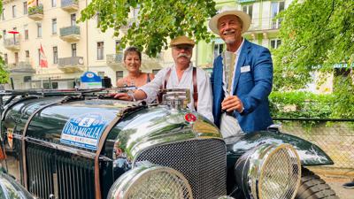 Den Erich-Braxmaier-Pokal übergibt Andreas Hebe für den Bentley von 1937 an Angelika und Dieter Weishaupt aus Durmersheim. 