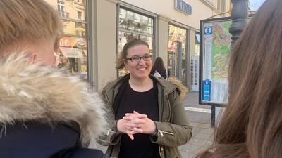 Smalltalk auf der Straße: Streetworkerin Sabrina Ernst geht offen auf die Jugendlichen zu. Sie versucht mit den jungen Leuten locker ins Gespräch zu kommen. 