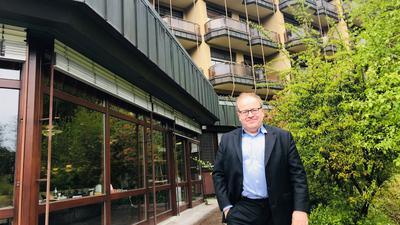 Geschäftsführer Dirk Schmitz steht vor dem Gebäude der Acura Kliniken in Baden-Baden