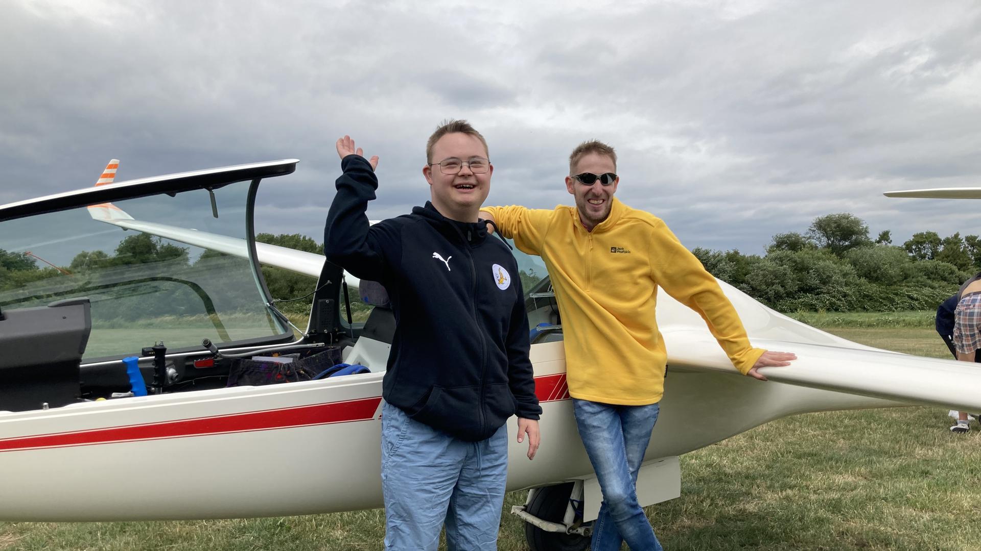 zwei junge Männer vor einem Segelflugzeug