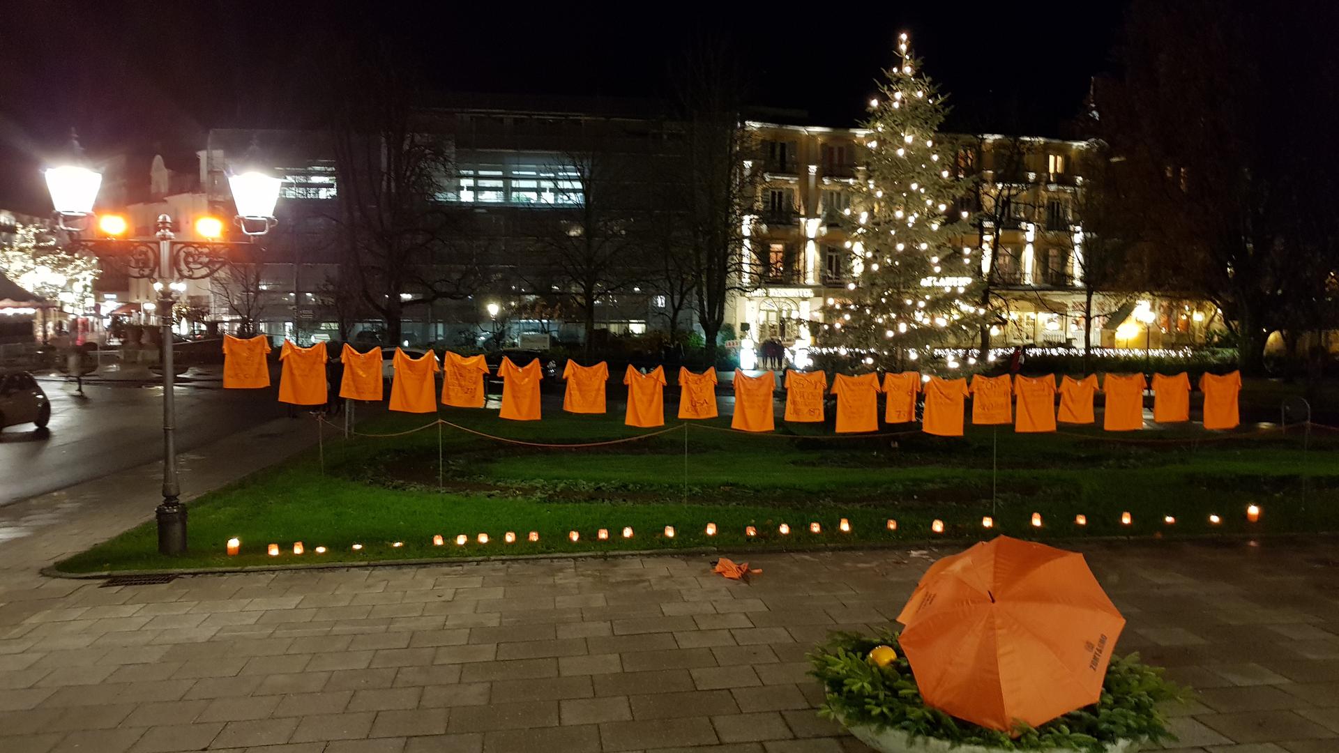 Orangene T-Shirts hängen vor dem Theater Baden-Baden. 