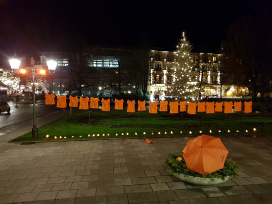 Orangene T-Shirts hängen vor dem Theater Baden-Baden. 