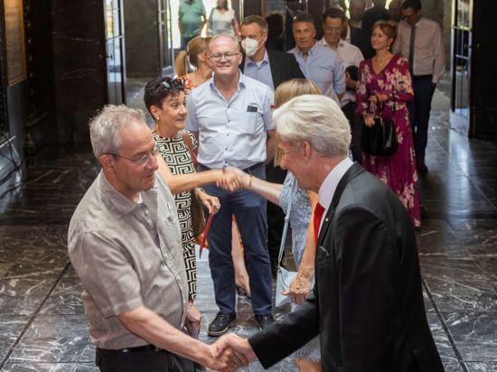 Im Foyer des Kurhauses Baden-Baden wartet eine Menschenschlange, um OB Dietmar Späth zu seinem offiziellen Amtsantritt zu beglückwünschen.