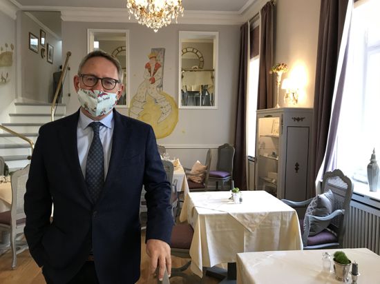 Hotelier Andreas Rademacher steht in seinem leeren Restaurant des Hotels „Der kleine Prinz“ in Baden-Baden