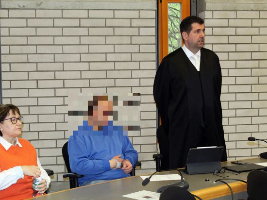Der Angeklagte sitzt vor Gericht zwischen Dolmetscherin und Verteidiger