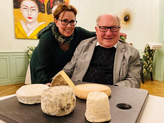Bernard Antony und Sophie Bernard vor einer Platte mit Käse.